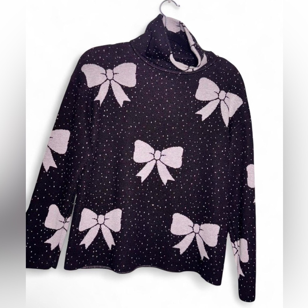 Black & white turtle neck Sweater with  Bow Pattern